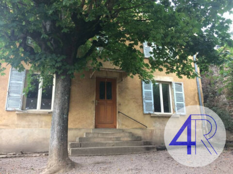 MAISON T4 avec cour 760 € CC – Vaux-en-Beaujolais