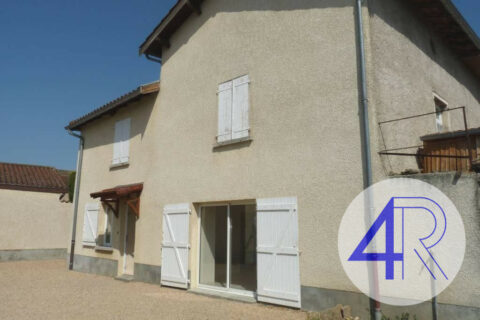 MAISON T4 DRACE 1070 € CC – Dracé