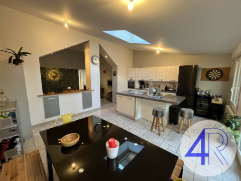 Maison T4 avec cour 1205 € – Lancié